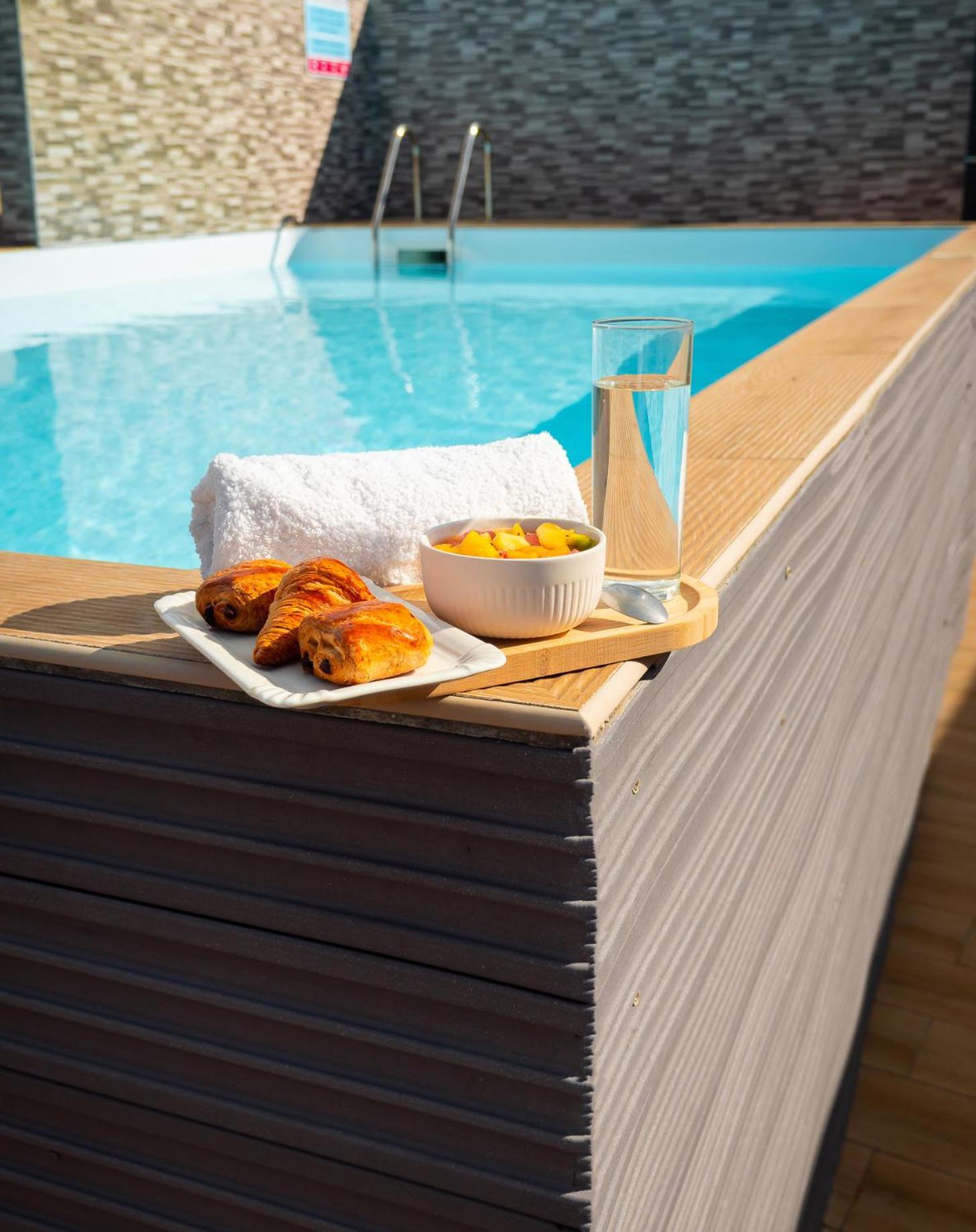 Evasion En Plein Coeur De La Ville T2 Jacuzzis Sauna Et Piscine Au Centre De Port-Louis Kültér fotó